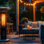 Heizpilz auf einer stilvoll eingerichteten Terrasse mit Lichterkette, gemütlichen Sitzmöbeln und dekorativen Elementen für den Außenbereich.