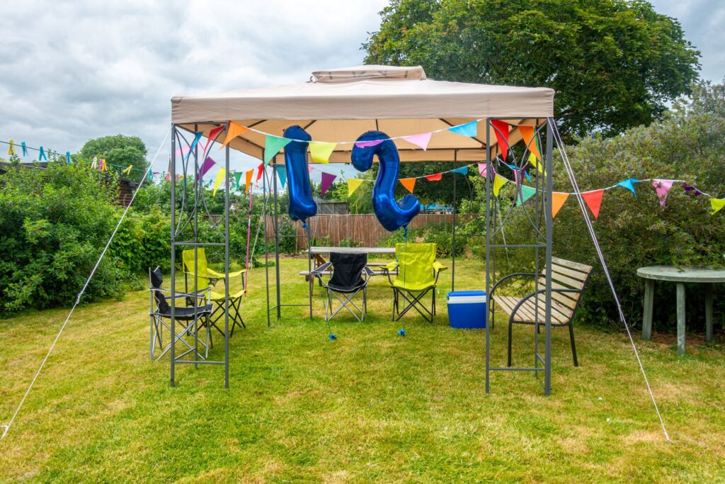 pavillon-garten-kindergeburtstag-wimpel-dekoration